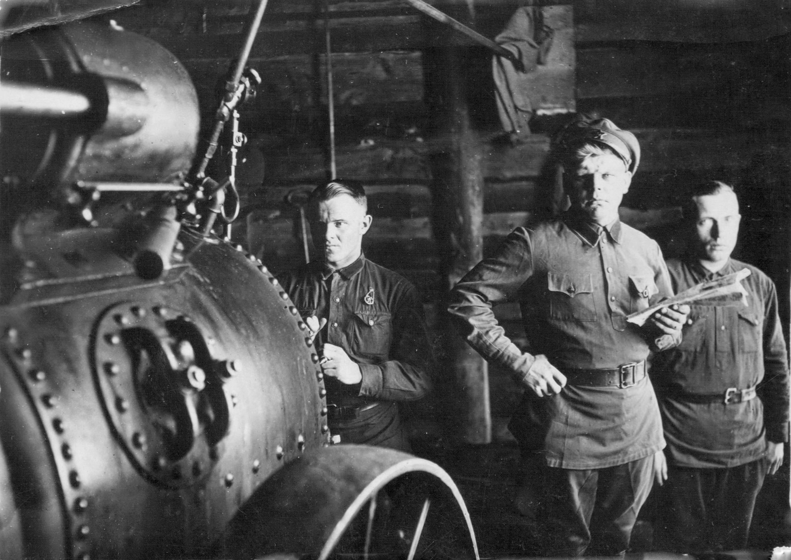 дед Лёша в мастерской